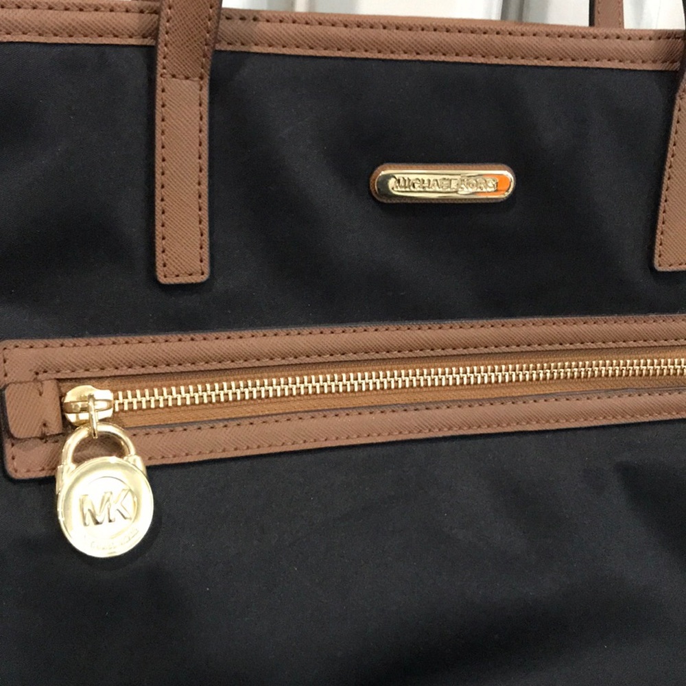 Sold..Micheal Kors large tote💖 - Picture 3 of 8